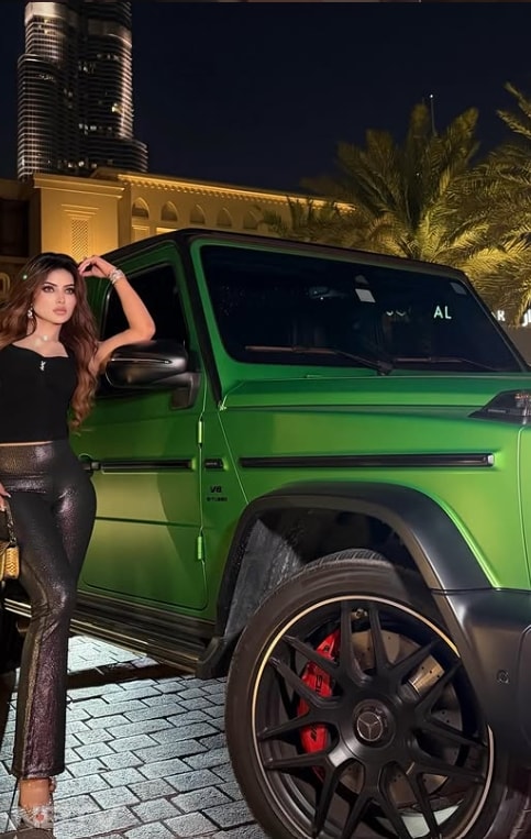 खुले बाल और मिनिमल एक्सेसरीज़ उनके ओवरऑल लुक को परफेक्ट बैलेंस दे रही हैं.