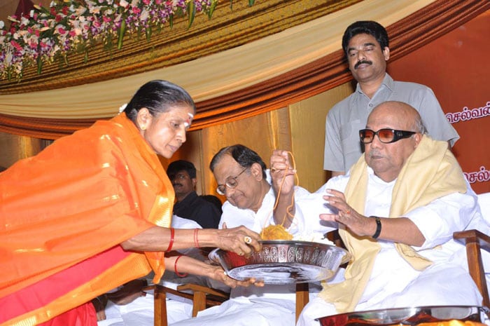 Chief Minister M. Karunanidhi presiding over the wedding of lyricist Vairamuthu's son.