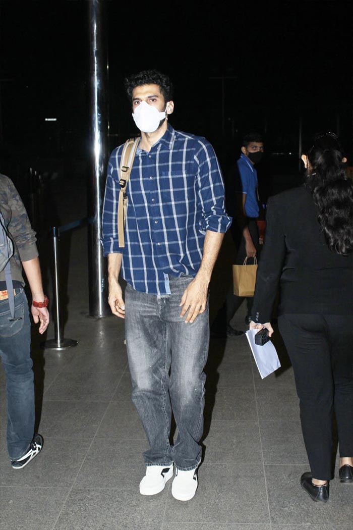 Aditya Roy Kapur was photographed at the Mumbai airport.