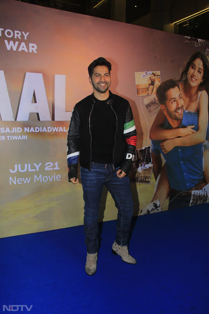 Varun Dhawan and Janhvi Kapoor"s <i> Dil Se Dil Tak </i> Moments With Fans