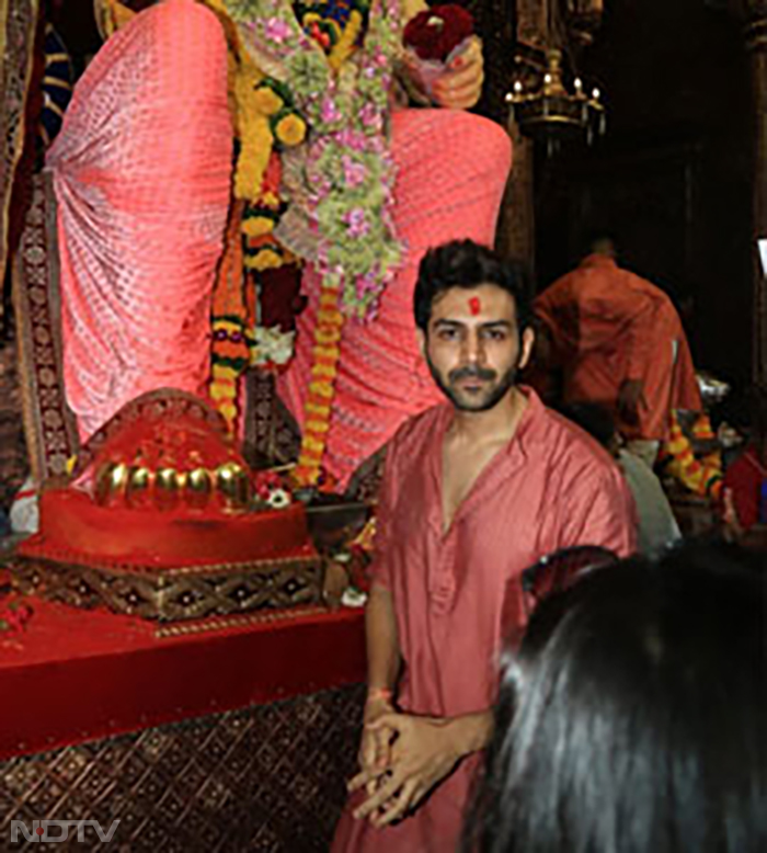 Varun Dhawan And Kartik Aaryan At Lalbaugcha Raja\'s Ganesh Utsav