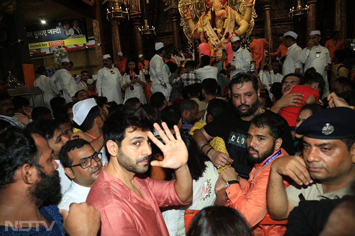 Varun Dhawan And Kartik Aaryan At Lalbaugcha Raja\'s Ganesh Utsav