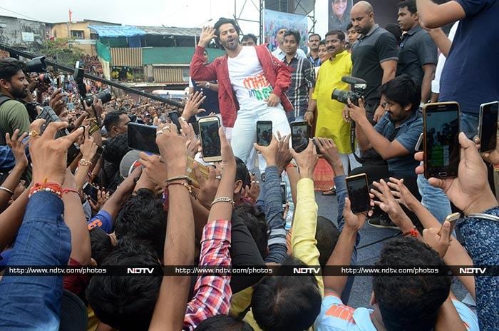 Varun Dhawan Brightens Up Sui Dhaga Promotions