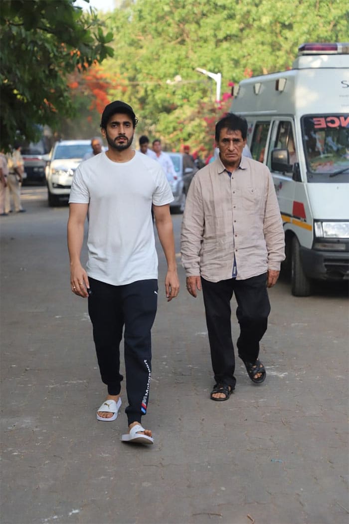 Amitabh Bachchan, The Kapoors And Others Attend Veeru Devgan\'s Funeral