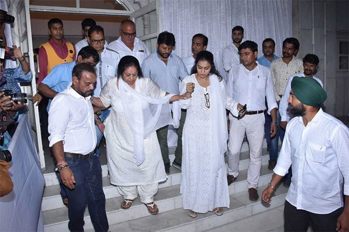 Inside Veeru Devgan\'s Prayer Meet: The Bachchans, Salman Khan, Kareena Kapoor And Others