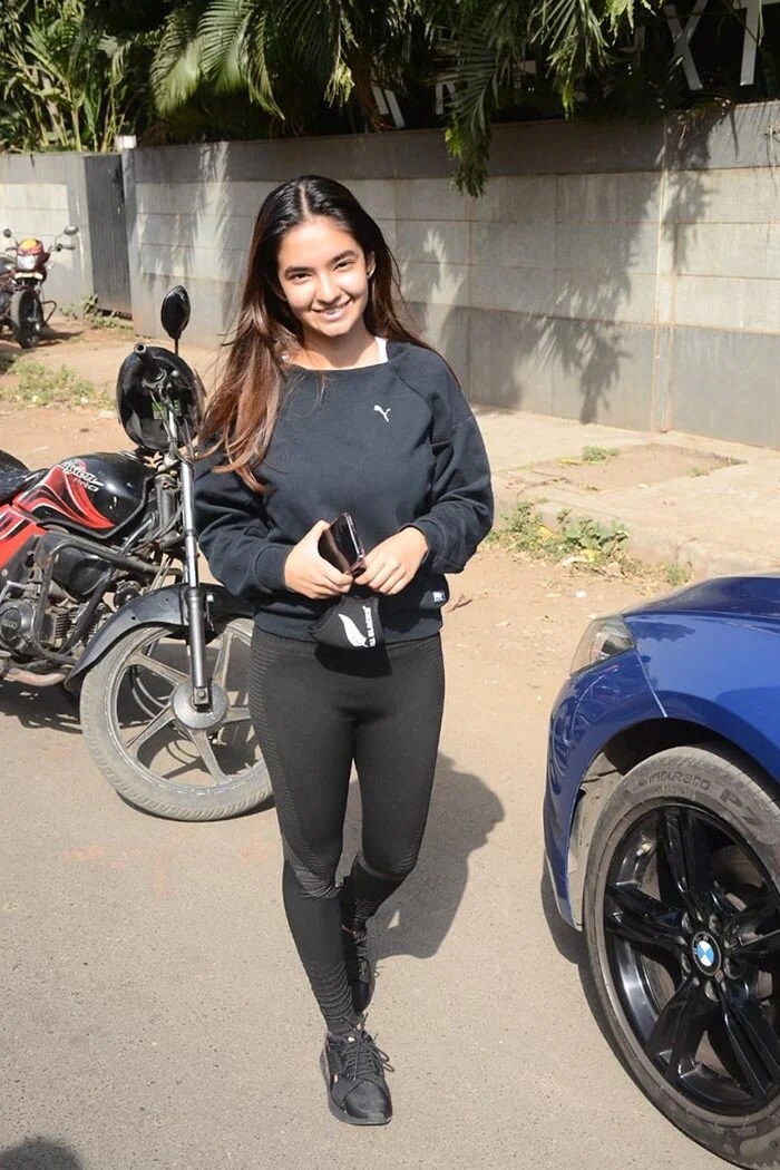 अनुष्का सेन अंधेरी में काफी प्यारे लुक में दिखीं.