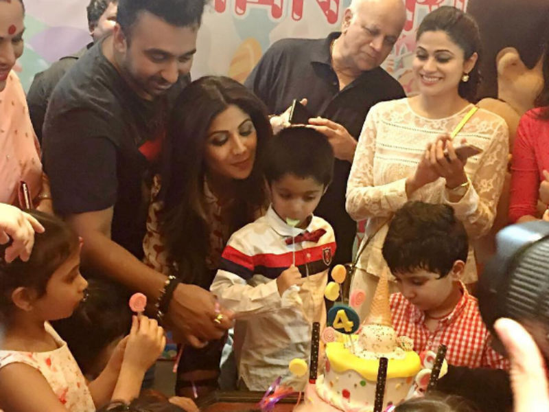 शिल्पा शेट्टी के बेटे वियान के बर्थडे पर ऐश्वर्या, आराध्या और बच्चा पार्टी की मस्ती शिल्पा शेट्टी के बेटे वियान के बर्थडे पर ऐश्वर्या, आराध्या और बच्चा पार्टी की मस्ती
