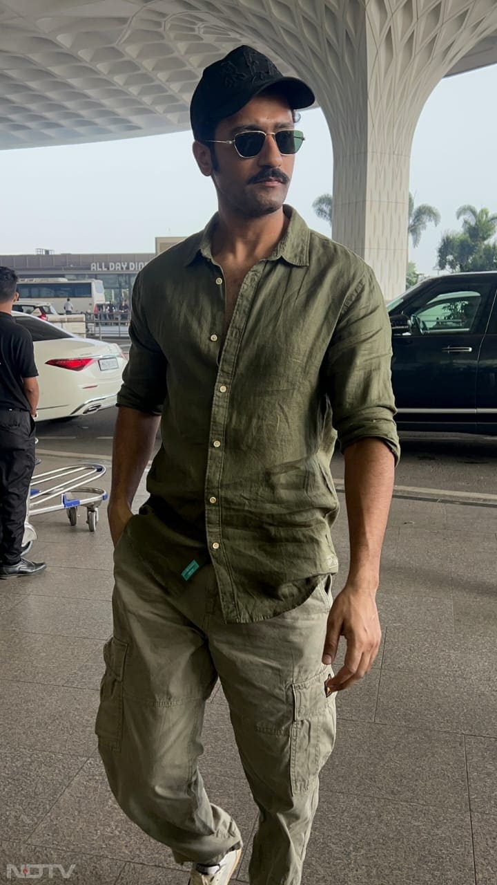 Vicky Kaushal made a stylish appearance at the airport (Image Courtesy: Varinder Chawla)