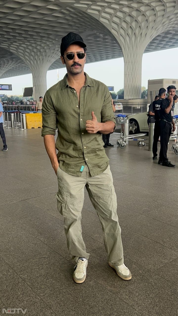 Vicky Kaushal greeted the paparazzi like this (Image Courtesy: Varinder Chawla)