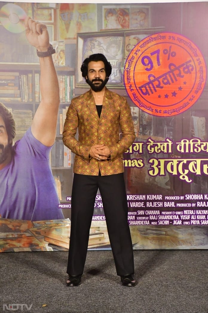 Rajkummar Rao looked dapper as he posed for the paps (Image Courtesy: Varinder Chawla)