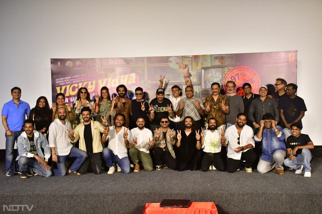 The team behind <i>Vicky Vidya Ka Woh Wala Video<i/> happily�posed together  (Image Courtesy: Varinder Chawla)