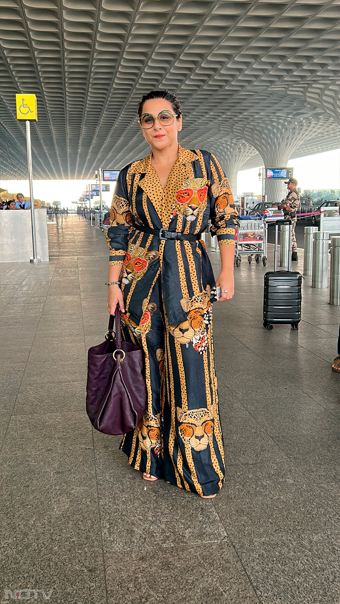 Vidya Balan made a stylish appearance at the airport. (Image Courtesy: Varinder Chawla)