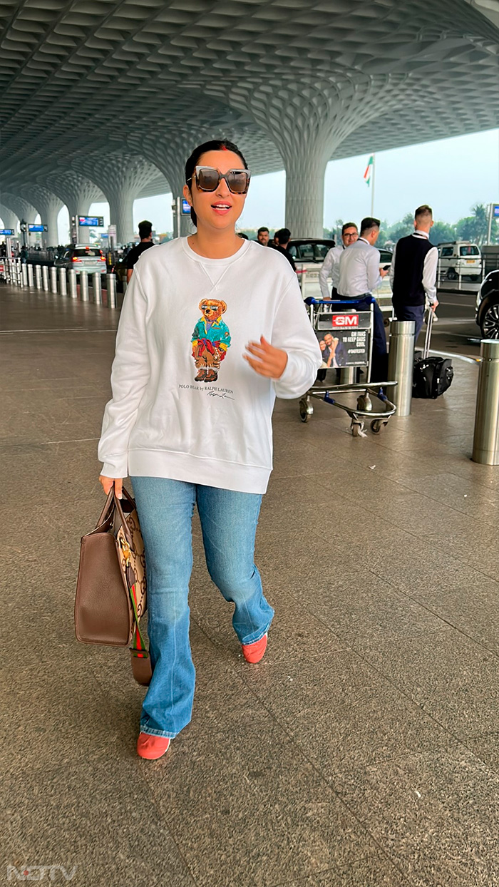 Parineeti Chopra was spotted at the airport with <i>sindoor<i>. (Image Courtesy: Varinder Chawla)