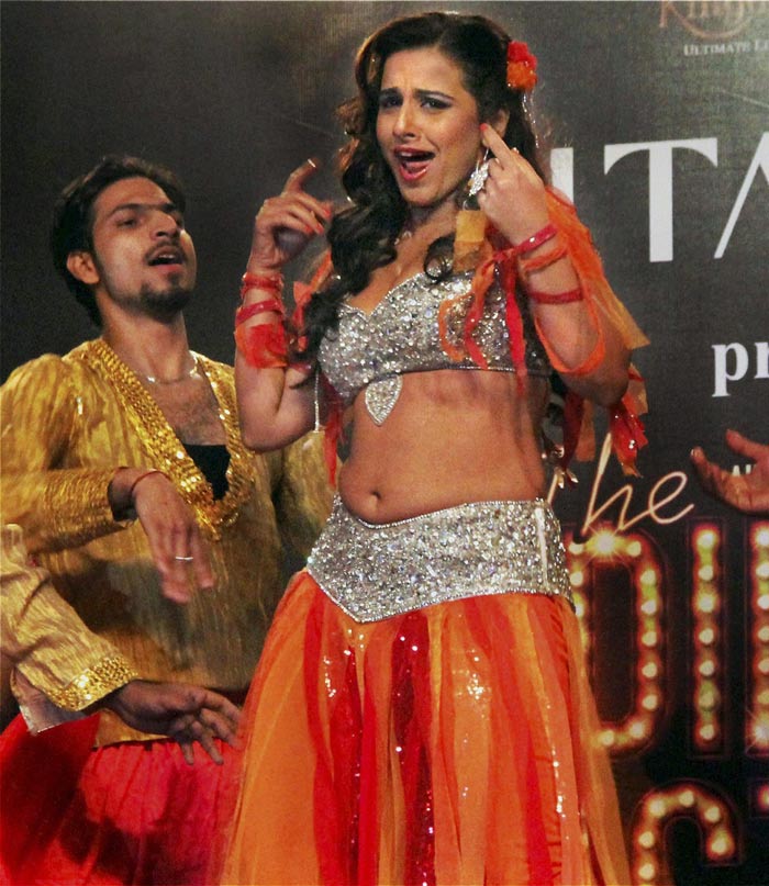 Vidya performs Ooh la la for fans
