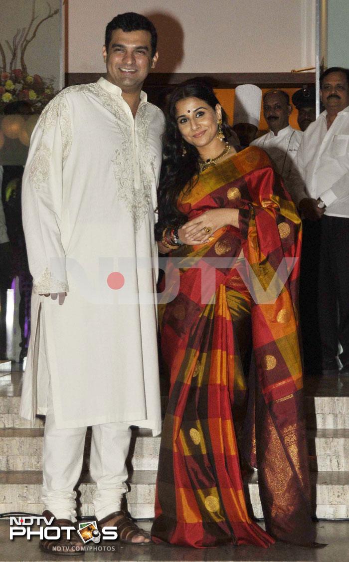 Bride-to-be Vidya was elegant in a traditional <i>sari</i> and gold jewellery. The groom towered over her in a white embroidered kurta.