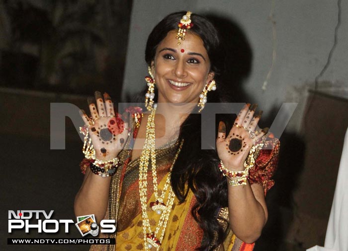 Vidya Balan shows her simple <i>mehendi</i> to the waiting media.