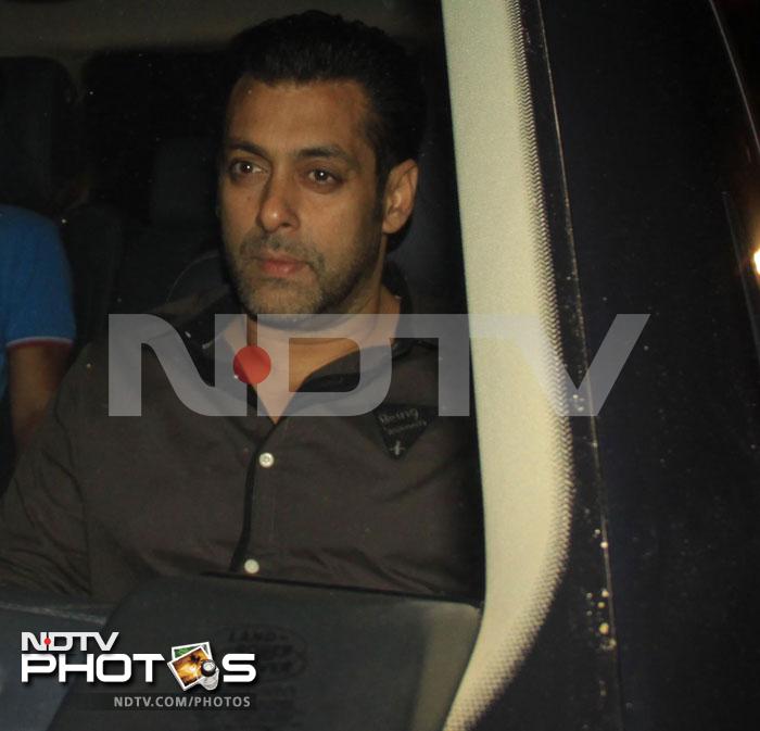 Salman Khan visits Sanjay Dutt