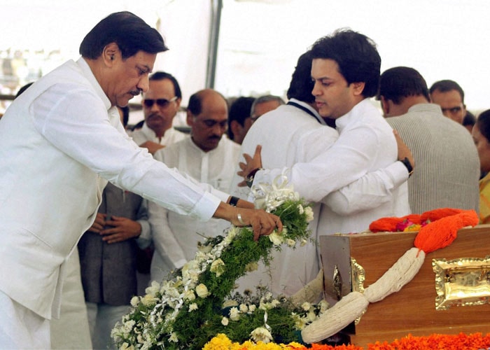 Politicians, celebs at Vilasrao Deshmukh\'s funeral