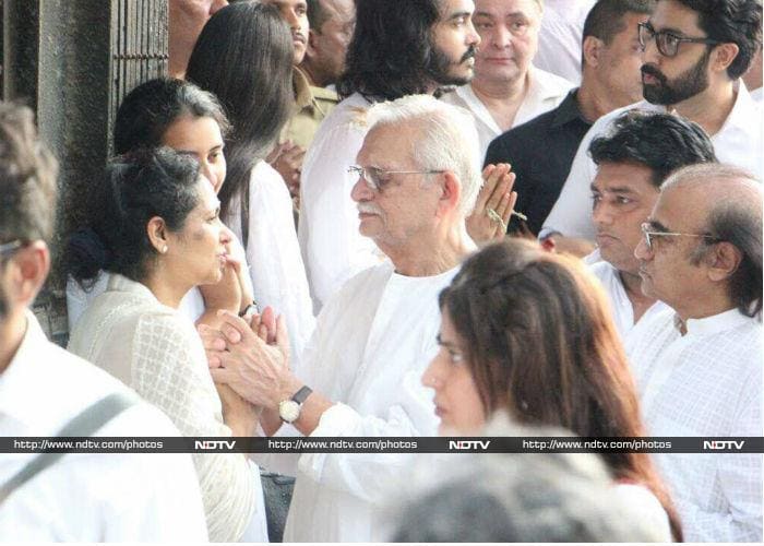 Big B, Rishi Kapoor, Jackie Shroff At Vinod Khanna\'s Funeral