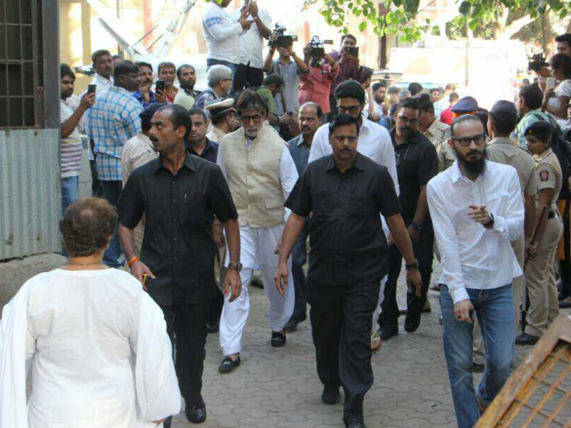 अलविदा विनोद खन्ना: अंतिम विदाई में बिग-बी समेत कई दिग्गज हुए शामिल