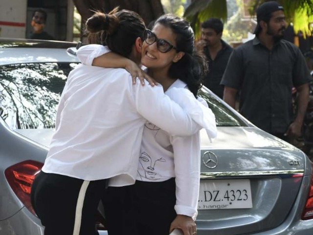 Viral: Kareena, Kajol And The Hug That Thrilled The Internet
