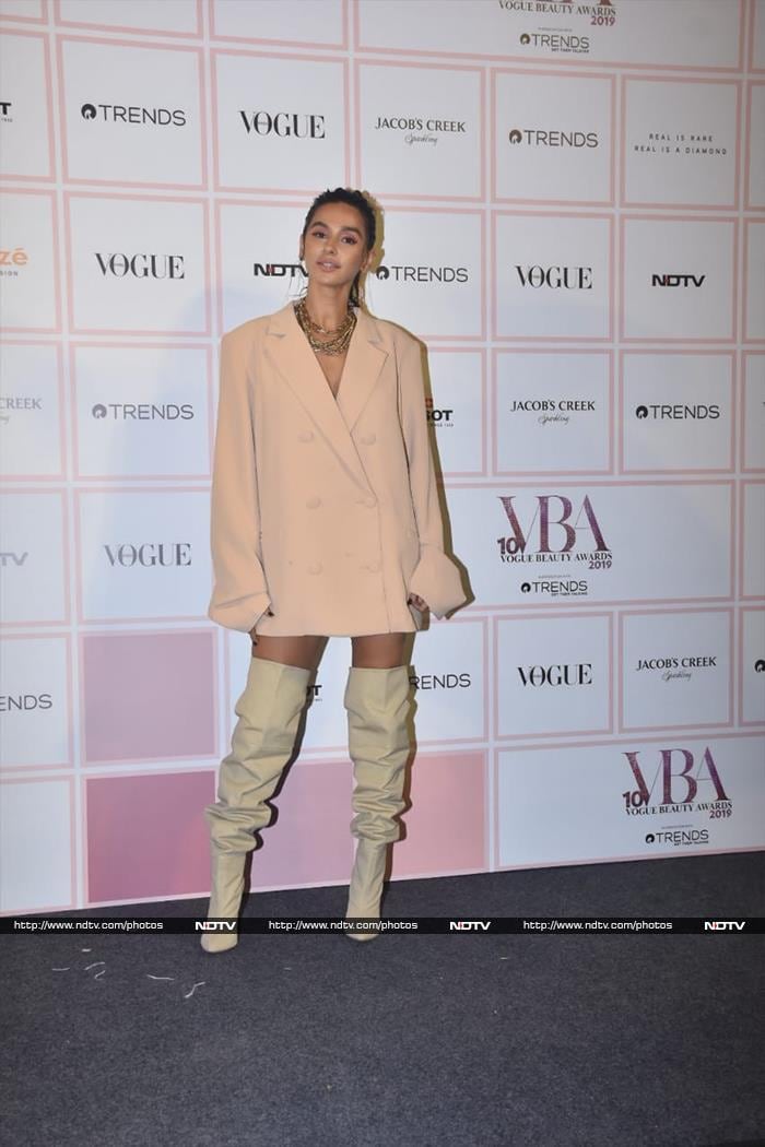 Shibani Dandekar dodged the obvious red carpet choices and surprised in a peach trench dress and boots.