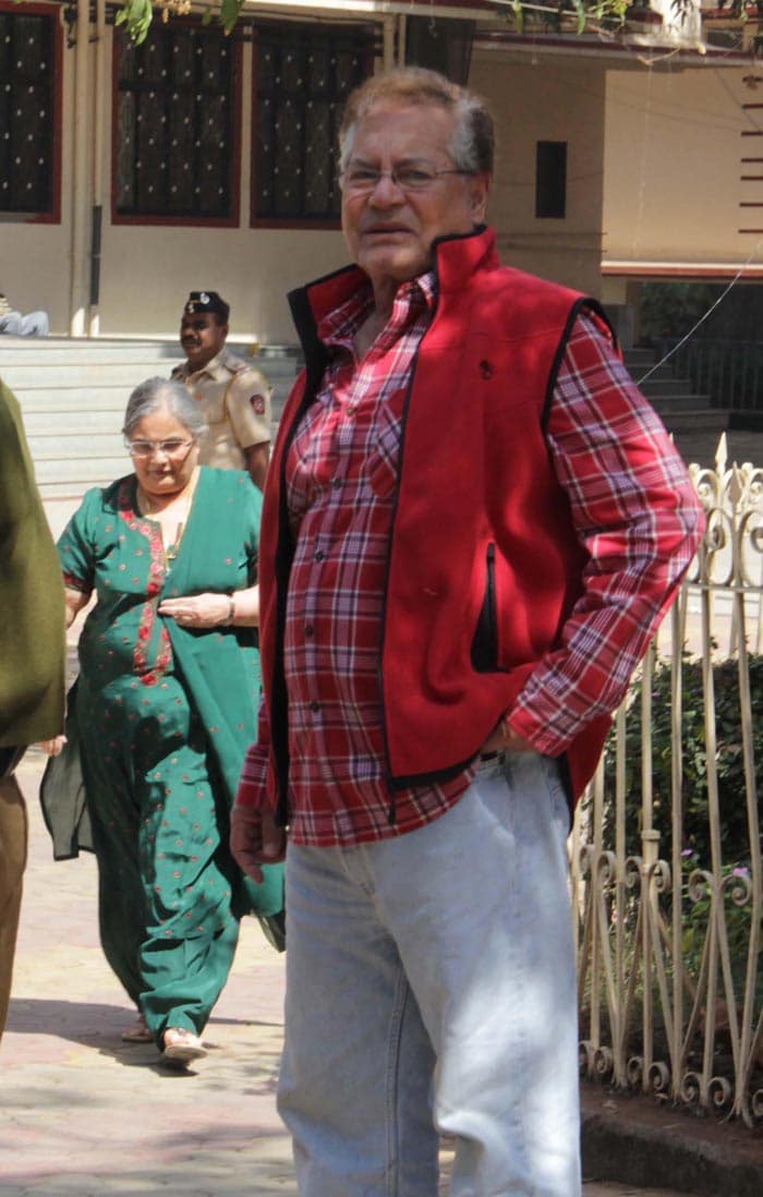 Bollywood steps out to vote for Mumbai