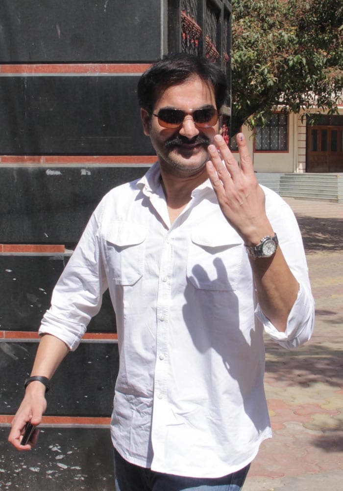 Bollywood steps out to vote for Mumbai