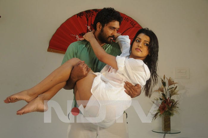 Krishnudu seduces Tashu Kaushik in Vykuntapali