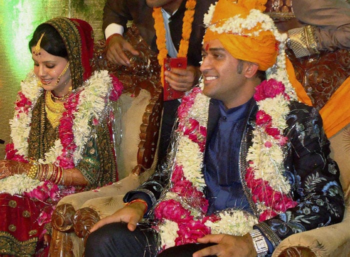 Indian skipper Mahendra Singh Dhoni decided to settle his personal life once and for all. The paparazzi spotted him with Kolkata-based Sakshi Rawat at the airport right before his very quiet wedding in Dehradun. Following this, on his 29th birthday he had a special gift for the whole country- he and wife Sakshi came out on the balcony to wave at the fans, as man and wife.