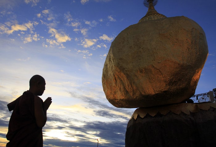 In this photo taken on Tuesday, May 18, 2010, a Buddhist monk prays at Kyeikhtiyoe Pagoda in Kyeikhto, about 200 kilometers northeast of Yangon, Myanmar. (Photo: AP)