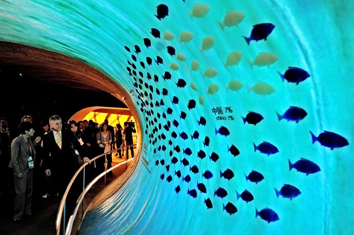 Australian Foreign Minister Stephen Smith (L) visits the Australian pavilion during its official inauguration at the site of the World Expo 2010 in Shanghai on May 18, 2010. Smith said during the event his country's relationship with China was remaining strong despite differences surrounding the trial of Australian Rio Tinto employee Stern Hu. (Photo: AFP)