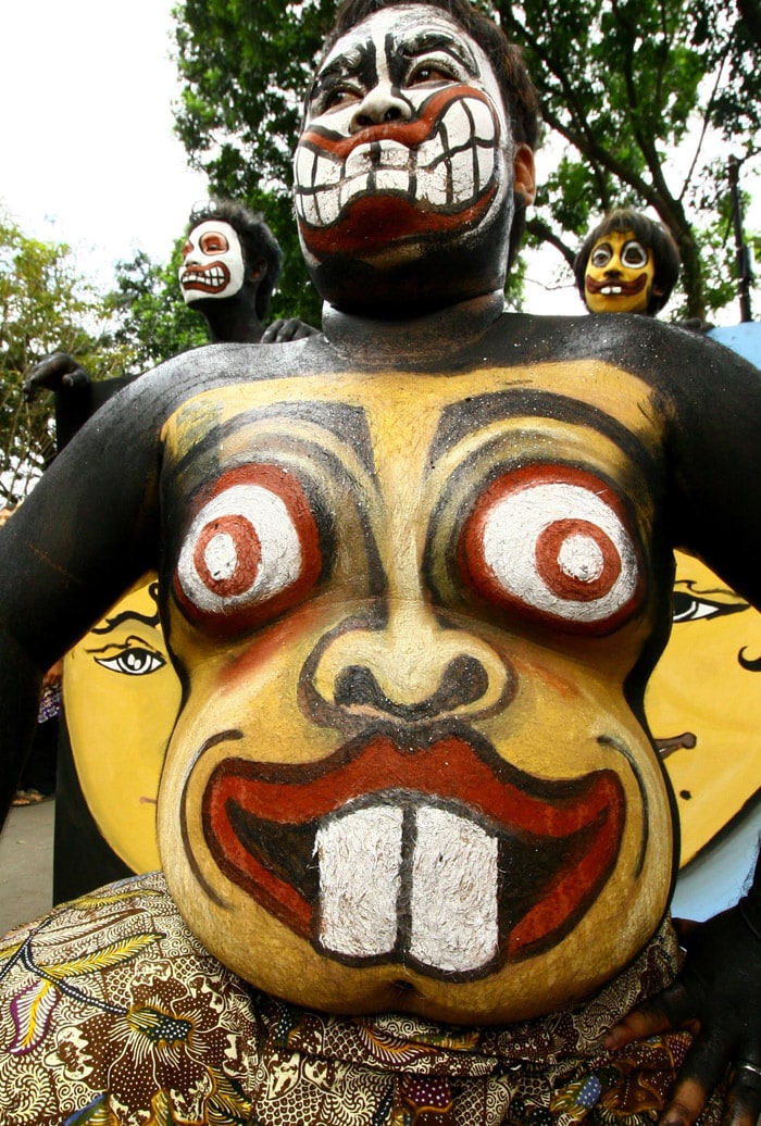 This photo taken on May 23, 2010 shows Indonesian performers parading with their bodies and faces are painted as masks during the traditional Topeng - or mask festival - in Malang, East Java province. Held in many parts of Indonesia, the highly popular masks festivities vary from modern colorful cutouts, papier-mache, and painted faces to the traditional woodcarvings symbolizing faces of spiritual figures that is largely part of ancient Javanese rituals.   (Photo: AFP)