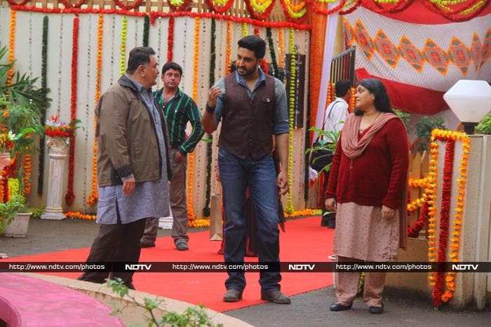 The trio seemed to be engaged in a 'family' discussion.<br><br>Ahead: Anil, Nana <I>Welcomed Back</i> With a Blast