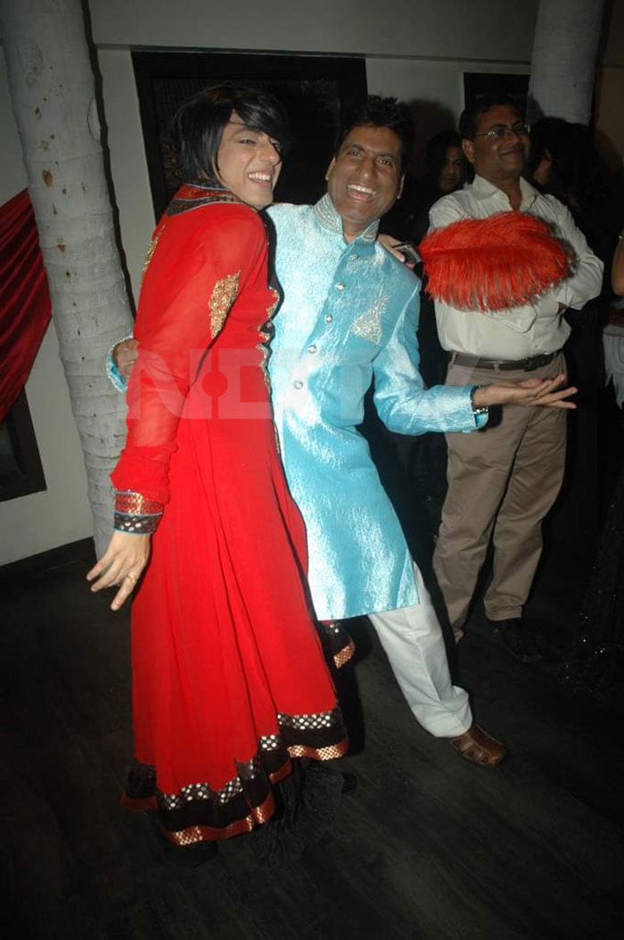 We would love to know what the feather is for! Perhaps, the tickling is making Raju Srivastav laugh?