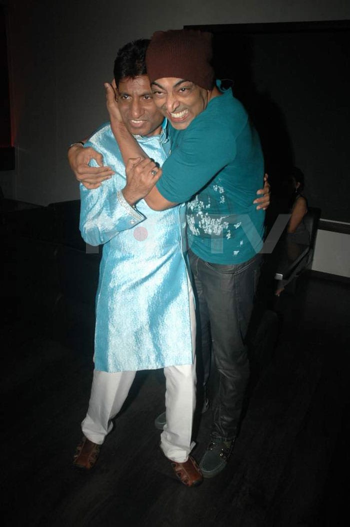 But Raju doesn't look half as pleased to be bearhugged by Vindoo Dara Singh