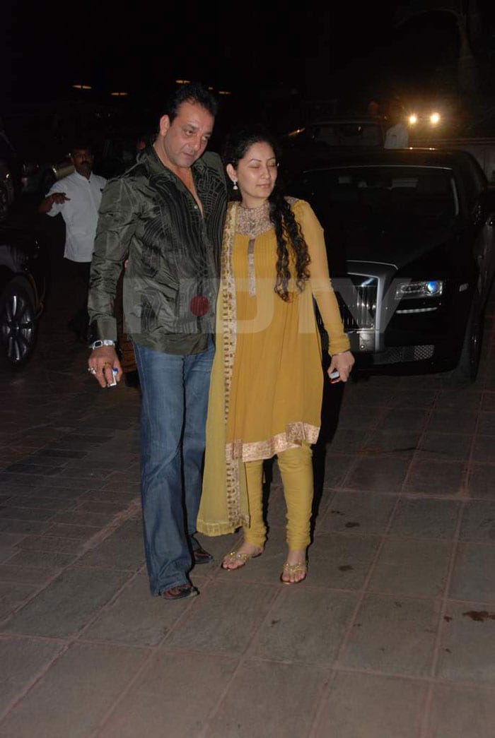 Sanjay Dutt has never been a pro-poser on the red carpet but this has got to be one of his worst ones ever. Wife Maanyata adds shut-eye to her husband's strange head tilt