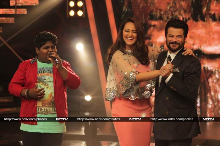Sonakshi, Anil and John Make a Song and Dance