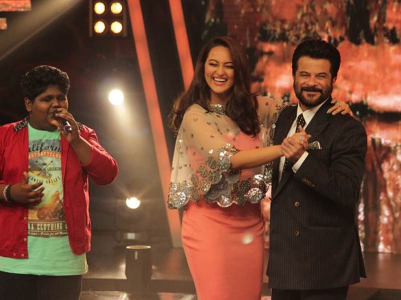 Photo : Sonakshi, Anil and John Make a Song and Dance