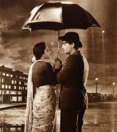 The three best things about India - saris, Bollywood and of course the monsoon often come together. Now that the monsoon is here, we bring you the Bollywood beauties who donned saris to celebrate the rain. The most iconic moment in Bollywood history is the song <I>Pyaa hua iqraar hua</i> featuring the beautiful Nargis is a simple yet elegant sari.