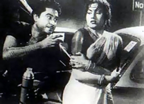 Madhubala looked as beautiful as ever in the song <I>Ek ladki bheegi bhaagi si</i> from the film <I>Chalti Ka Naam Gaadi</i>.