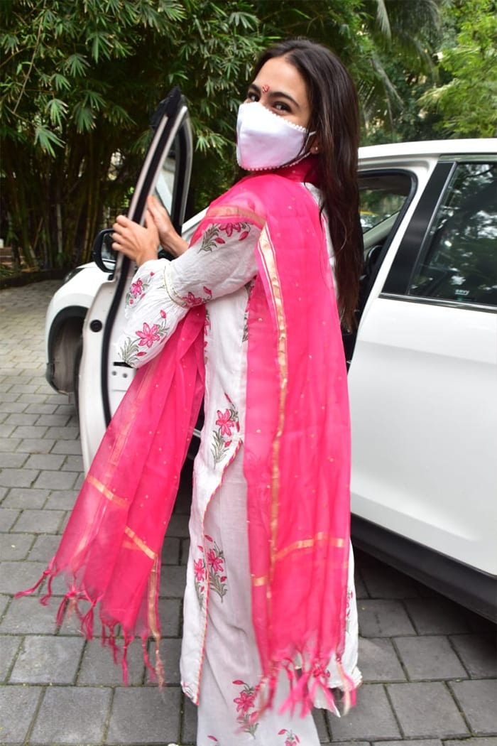 Hello there, Sara Ali Khan. She was photographed in Juhu.