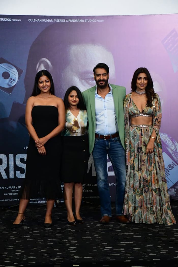 Ajay Devgn posed with his <i>Drishyam</i> family - Shriya Saran, Ishita Dutta and Mrunal Jadhav.  (Image courtesy: Varinder Chawla)