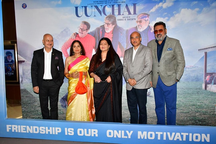 <i>Uunchai</i> co-stars Anupam Kher, Boman Irani, Neena Gupta and Sarika posed with filmmaker Sooraj Barjatya.  (Image courtesy: Varinder Chawla)