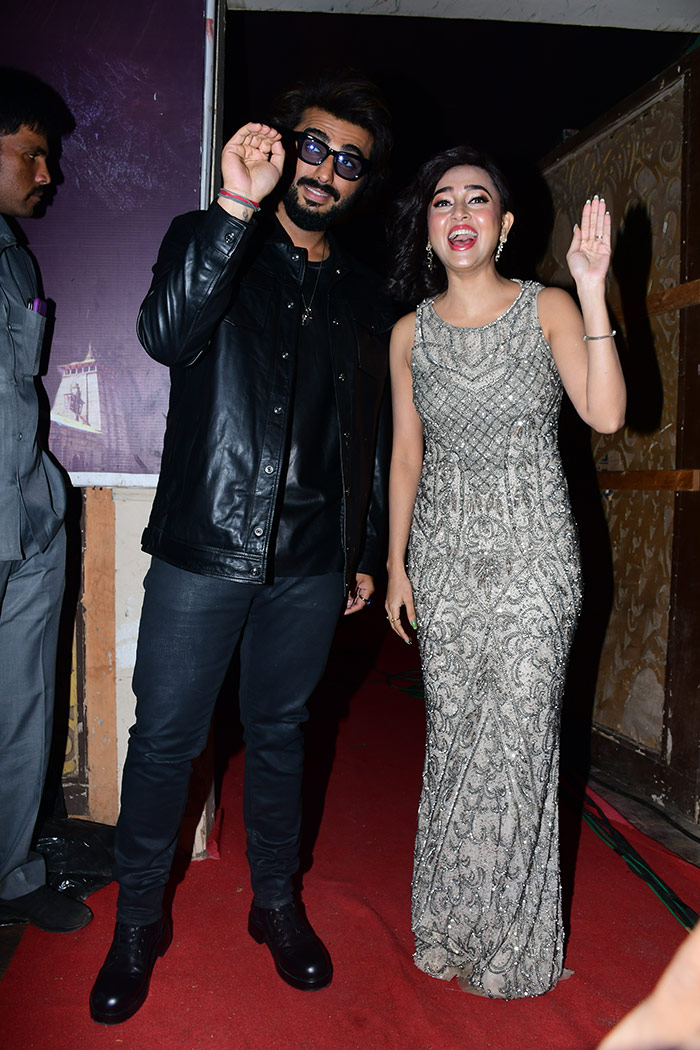 Arjun Kapoor and Tejasswi Prakash did the <i>"naagin"</i> pose for the shutterbugs.