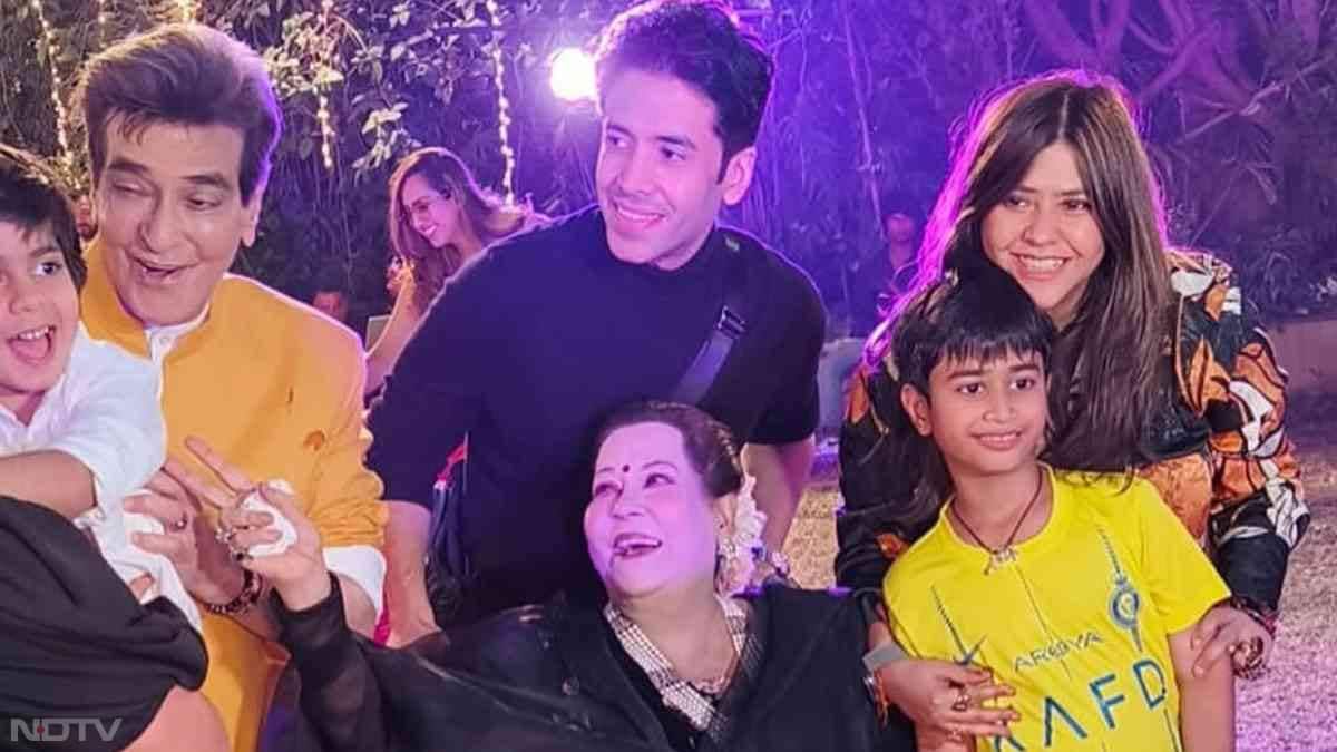 एक्टर तुषार कपूर ने बॉलीवुड में 25 साल पूरे कर लिए हैं. उनके पिता जितेंद्र बॉलीवुड के बड़े सितारों में शामिल रहे हैं. उनकी बहन एकता कपूर टेलीविजन और फिल्म इंडस्ट्री का बड़ा नाम हैं. फिल्मी परिवार से आने के बावजूद उन्होंने करियर की शुरुआत अपने दम पर करने का फैसला लिया था. इसके लिए उन्होंने अपनी बहन से झगड़ा भी किया था, इसी को लेकर 25 साल बाद उन्होंने इस राज से पर्दा उठाया है.