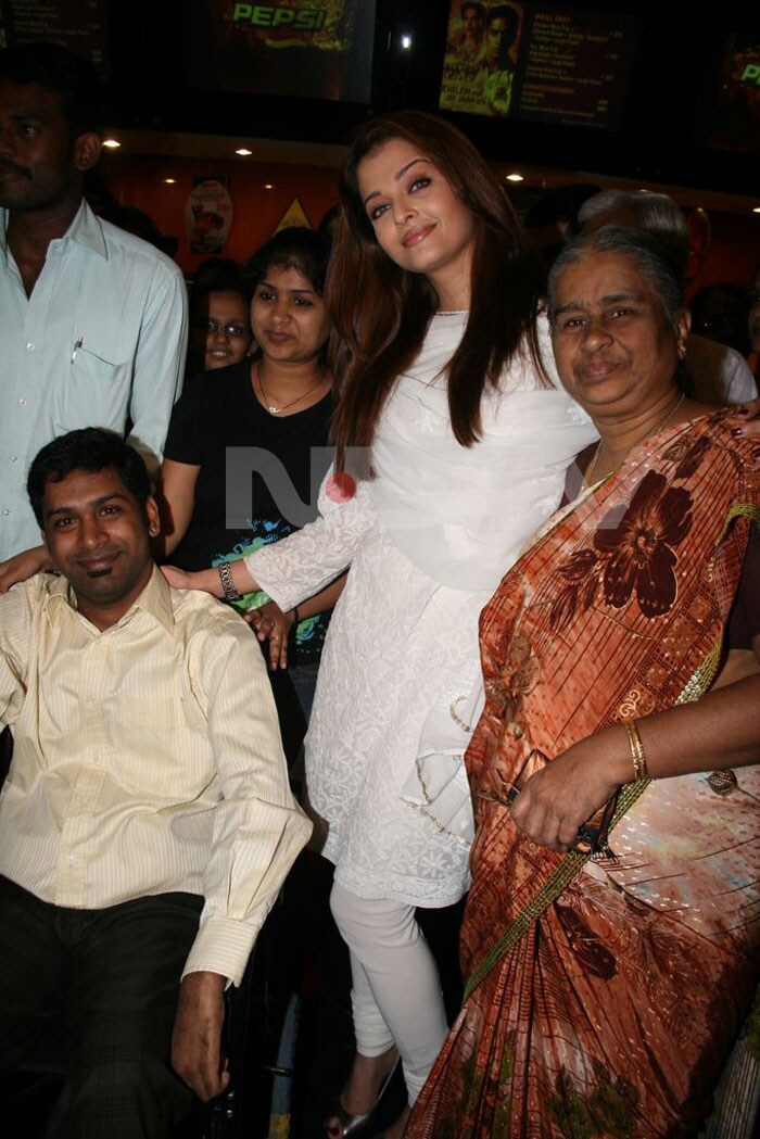 Summer is long gone but white still seems to be fashion's favourite colour. Aishwarya Rai Bachchan wore a pristine salwar kameez to the screening of <i>Guzaarish</i> in Mumbai.