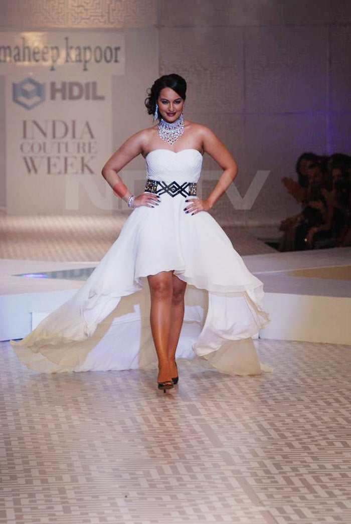 Bollywood newbie Sonakshi Sinha walks the ramp for jewellery designer Maheep Kapoor in white and bling at the HDIL India Couture Week.