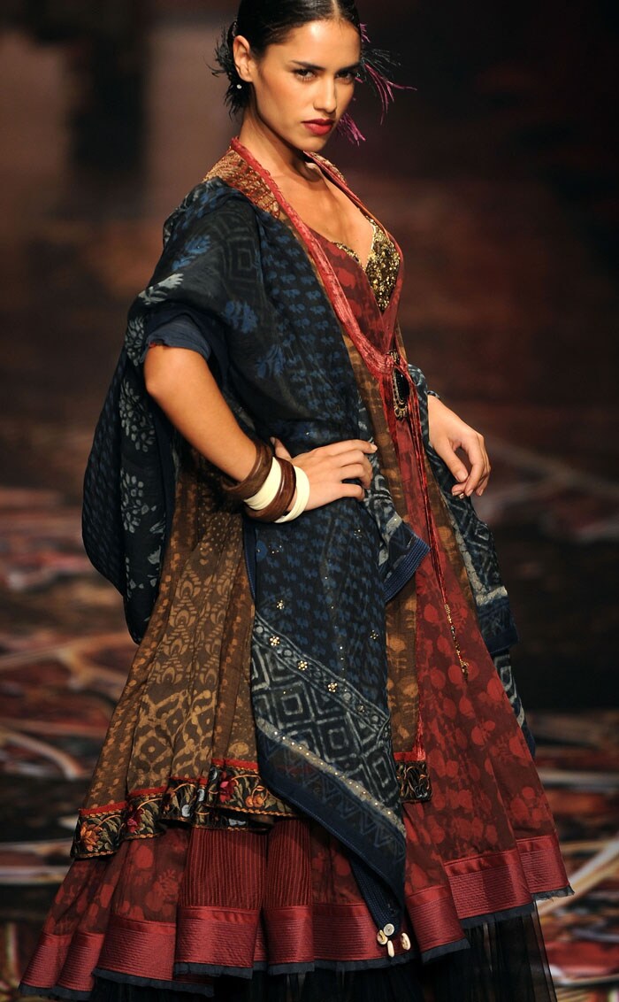 A model presents a creation by Indian designer Tarun Tahiliani during the Wills India Fashion Week in New Delhi on March 25, 2010.