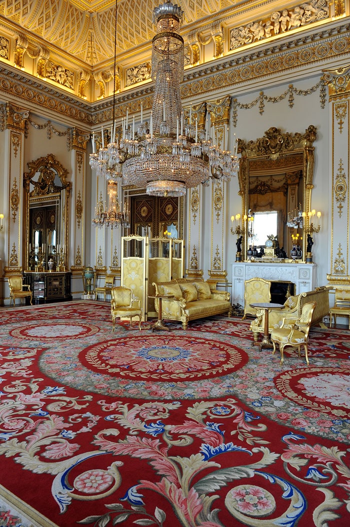 Here is the White Drawing Room, in the Buckingham Palace, where the reception will take place.